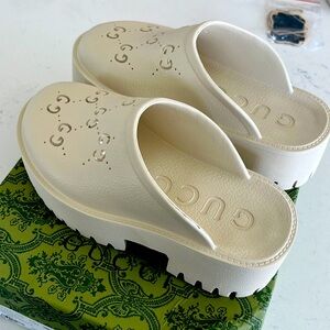 Cream Gucci Slides “WOMEN'S PLATFORM PERFORATED G SANDAL” size 35, never worn
